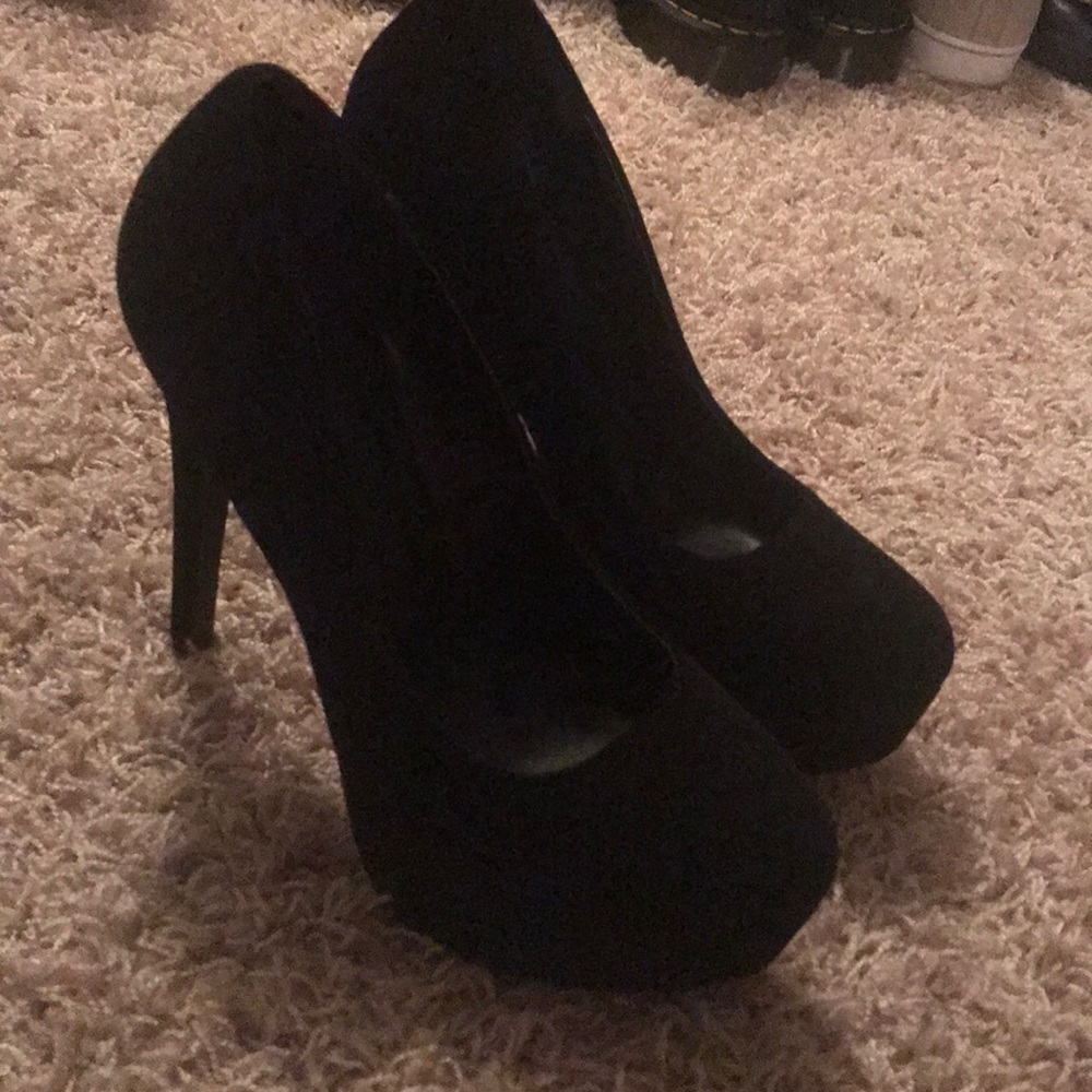 Black pumps.